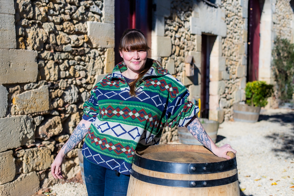 Néa Berglund devant le Château Carsin