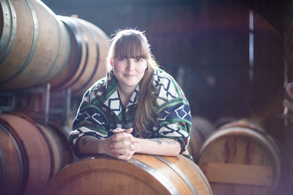 Portrait de Néa Berglund dans le chai du Château Carsin à Rions