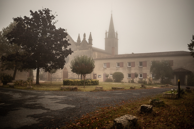 Photographe Cadillac, le monastère dans la brume au Broussey