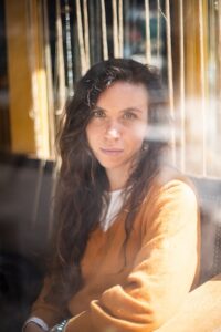 Photographe à Bordeaux, portrait dans un café